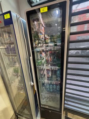 deux réfrigérateurs qui se trouvent dans un magasin