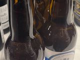 Plusieurs bouteilles de bière sont alignées sur une table