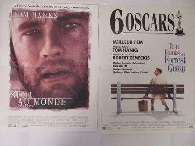 deux affiches de cinéma représentant un homme assis sur un banc, placées l'une à côté de l'autre