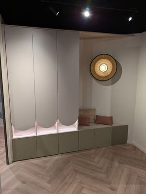 une photo d'une pièce avec un banc et une horloge accrochée au mur