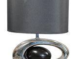 lampe de table argentée avec un abat-jour noir sur fond blanc