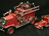 un camion de pompiers rouge et un camion de pompiers rouge sur fond noir