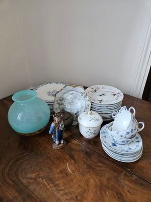 une table avec beaucoup d'assiettes et de tasses