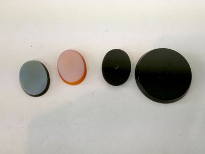 4 agates, dim. 2x3cm (éclats)