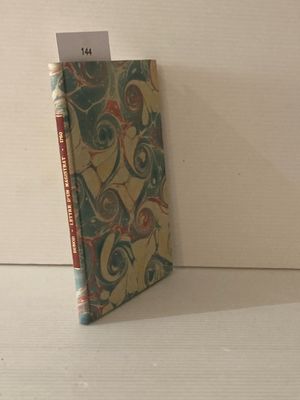 un livre posé sur une table
