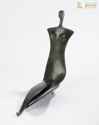 sculpture représentant un torse féminin posé sur un socle, sur fond blanc