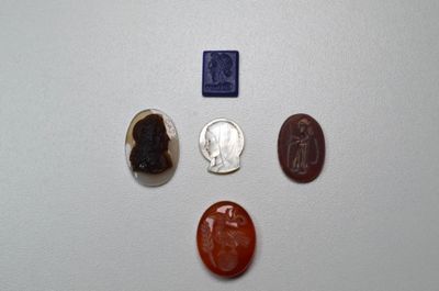 quatre types différents de scarrits et un cachet de cire sur une surface blanche