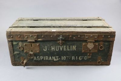 une vieille malle en bois sur laquelle est accrochée une pancarte
