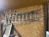 une échelle accrochée au mur du garage