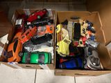 une boîte en carton remplie de petites voitures de toutes sortes