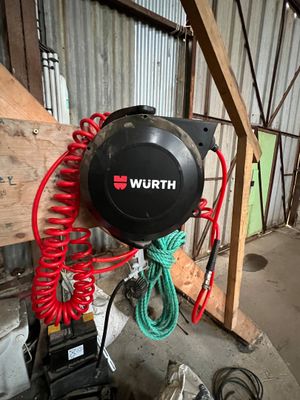 un tuyau noir et rouge raccordé à un ventilateur noir et rouge
