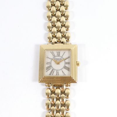 une image d'un gros plan d'une montre-bracelet sur une surface blanche