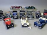 un grand nombre de petites voitures posées sur une table