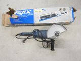 une photo d'une boîte d'outils électriques posée par terre