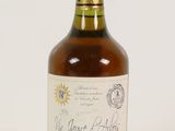 des bouteilles de vin posées les unes à côté des autres sur une table blanche