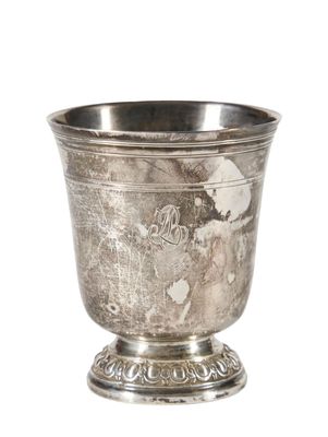 une coupe en argent posée sur une table