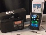un téléphone portable posé à côté d'une radio