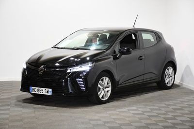 une voiture noire est garée dans une pièce au sol en damier