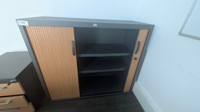 une armoire et une armoire à tiroirs dans une pièce