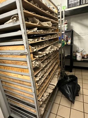 de nombreux plateaux de pain sur les étagères de la cuisine