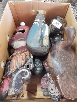 une boîte en carton remplie d'objets hétéroclites sur le sol