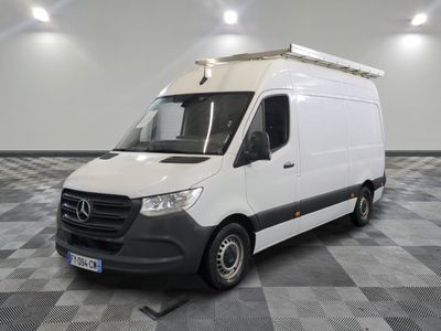 Le fourgon Mercedes-Benz Sprinter est garé dans une pièce au sol carrelé en damier.