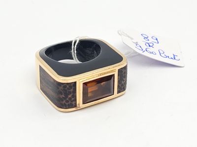 une bague posée sur une boîte