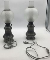 Deux lampe à pétrole en étain électrifiées avec leurs globes…