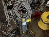 un tas de câbles et d'outils dans un garage