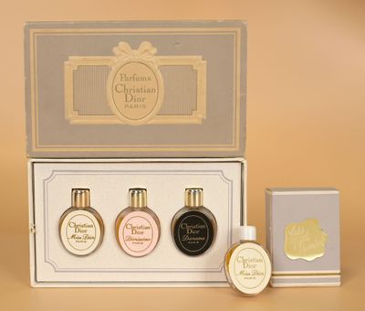une boîte contenant trois flacons de parfum et une boîte contenant deux parfums