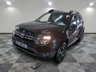 une photo d'une Dacia marron garée dans un showroom