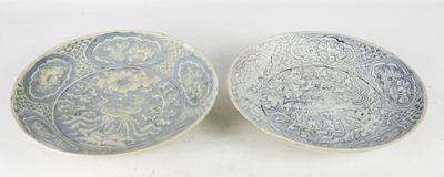 une paire de bols bleus et blancs ornés de motifs sur fond blanc