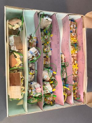 une boîte contenant tout un tas de peluches