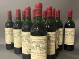 six bouteilles de vin sont alignées sur une table