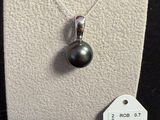 pendentif en argent sterling orné d'une perle noire sur fond blanc