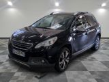 la petite voiture noire est garée dans une grande pièce