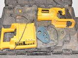 un outil dans une mallette contenant d'autres outils