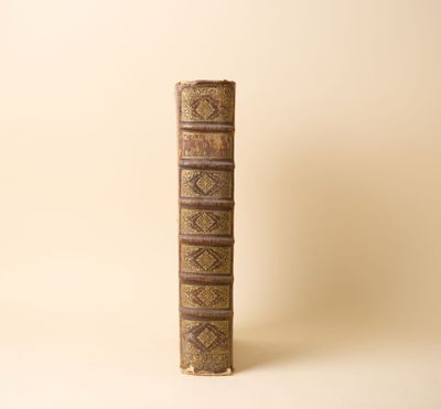 un vieux livre posé sur une surface blanche