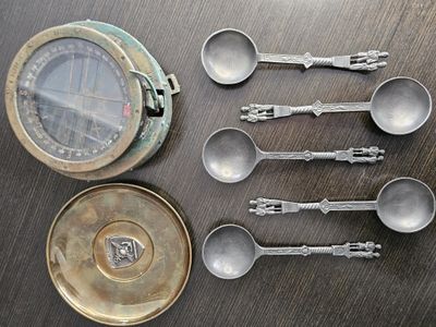 Boussole AFT type PII état moyen, 5 cuillères étain et une c…
