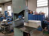 une machine placée au milieu d'une pièce
