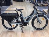 un vélo avec un panier à l'arrière, dans un magasin