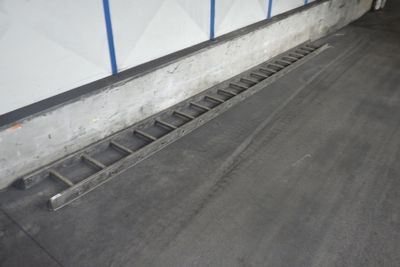 une longue échelle métallique qui remonte le long d'un immeuble