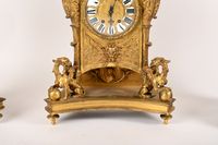 Importante garniture de cheminée en bronze ciselé et doré. (photo 4)