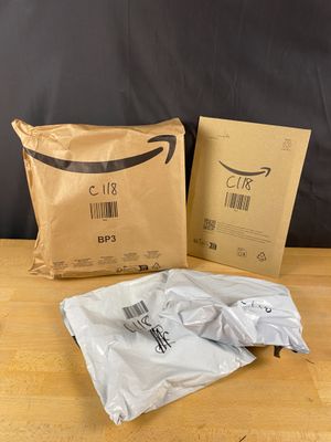 deux sacs de nourriture posés sur une table en bois à côté d'un sac de nourriture