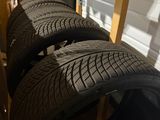 les pneus sont empilés les uns sur les autres dans un garage