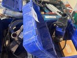 plein d'outils dans une boîte bleue posée par terre