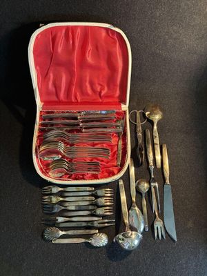 un coffret contenant de l'argenterie sur une table