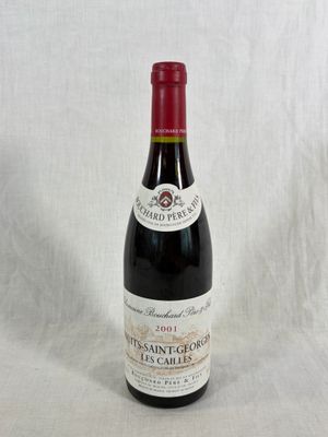 une bouteille de vin posée sur une table, à côté d'une nappe blanche
