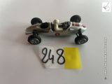 une petite voiture miniature sur laquelle est accrochée une étiquette de prix