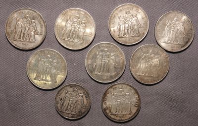 gros plan d'un paquet de pièces de monnaie posé sur une table